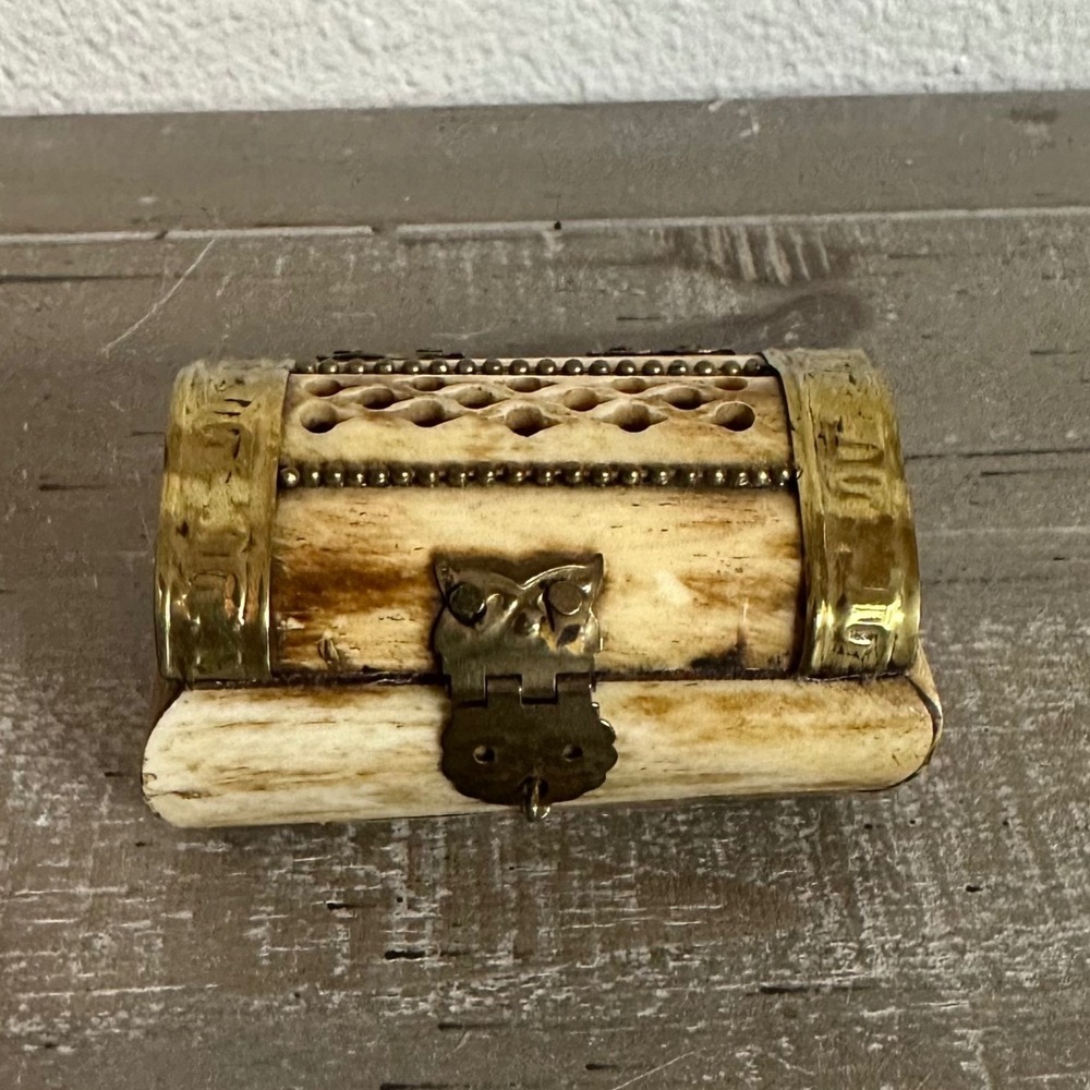 Vintage Carved Bone Trinket Box Mini Treasure Chest Velvet‎ Lined Jewelry Box